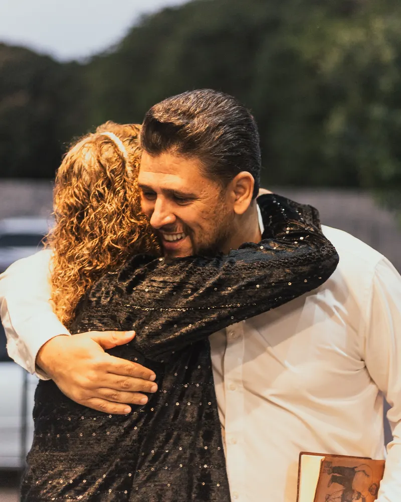 Abraço de acolhimento entre dois membros da igreja